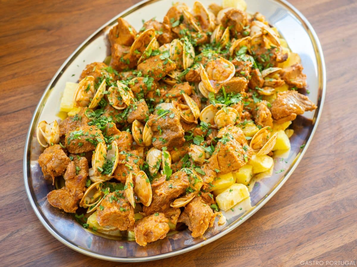 carne de porco à alentejana