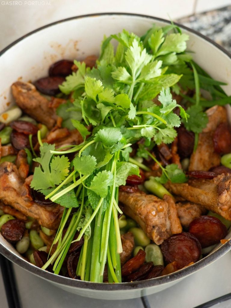 favas com entrecosto herbs