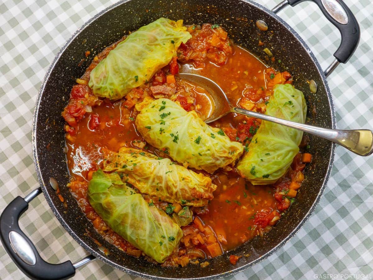 Salsichas em Couve Lombarda