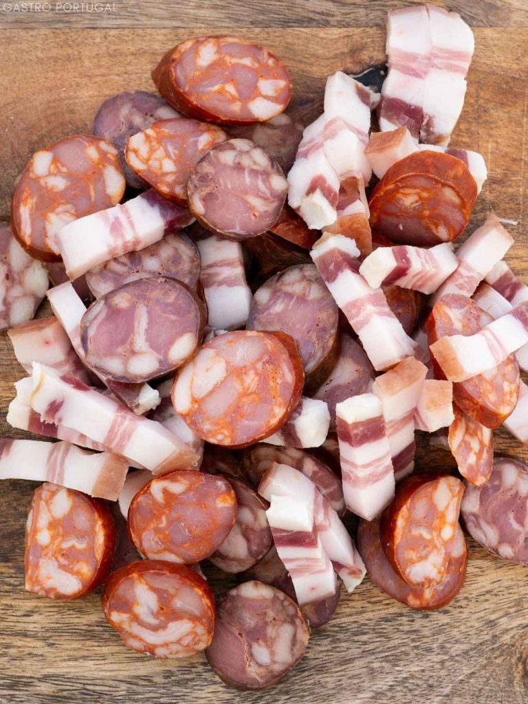 sliced chouriço