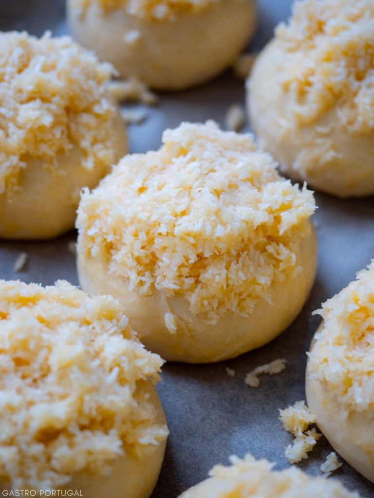 Topping the Pão de Deus