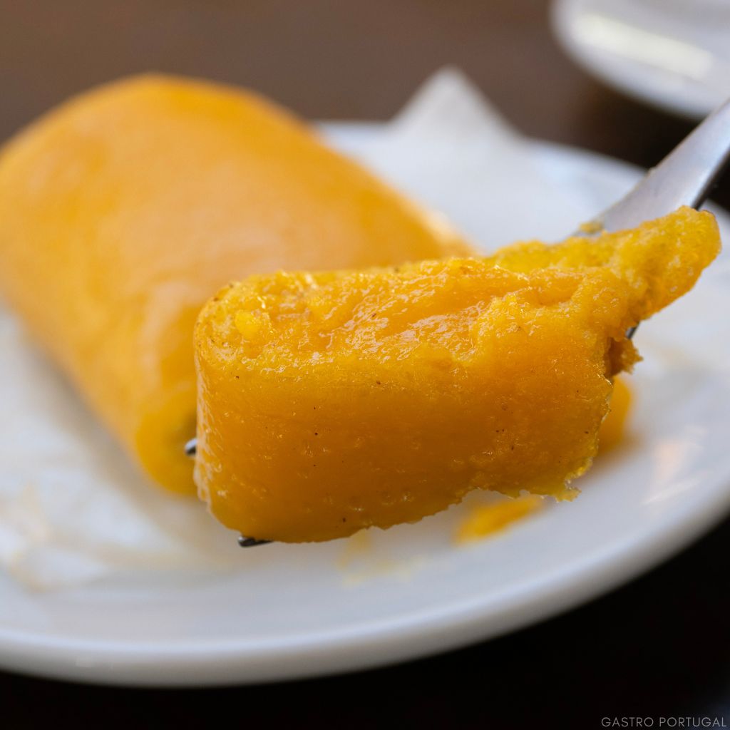 torta de azeitao cake on a fork